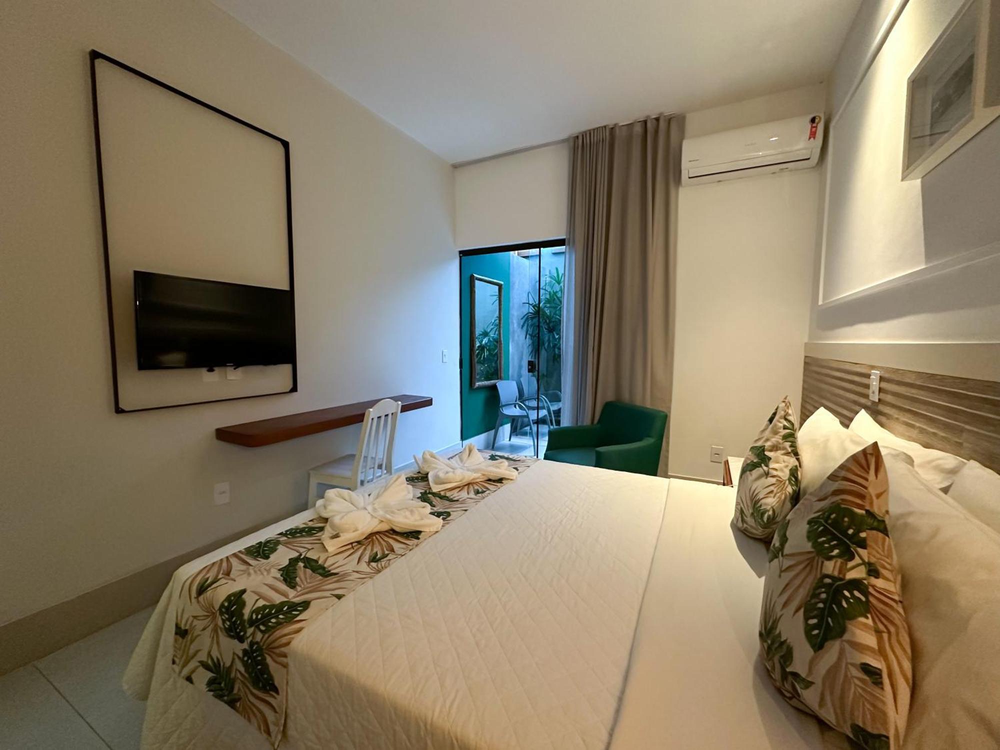 Suíte com banheira de hidromassagem e vista do interior